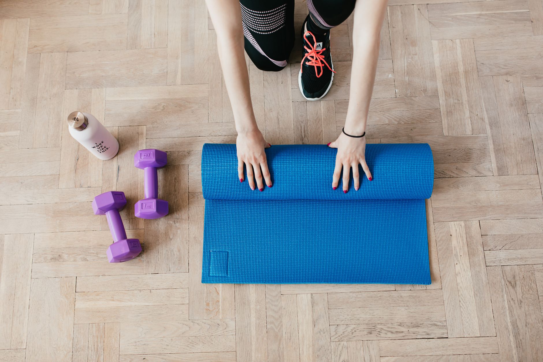 dumbbells yoga mat wooden floor overhead