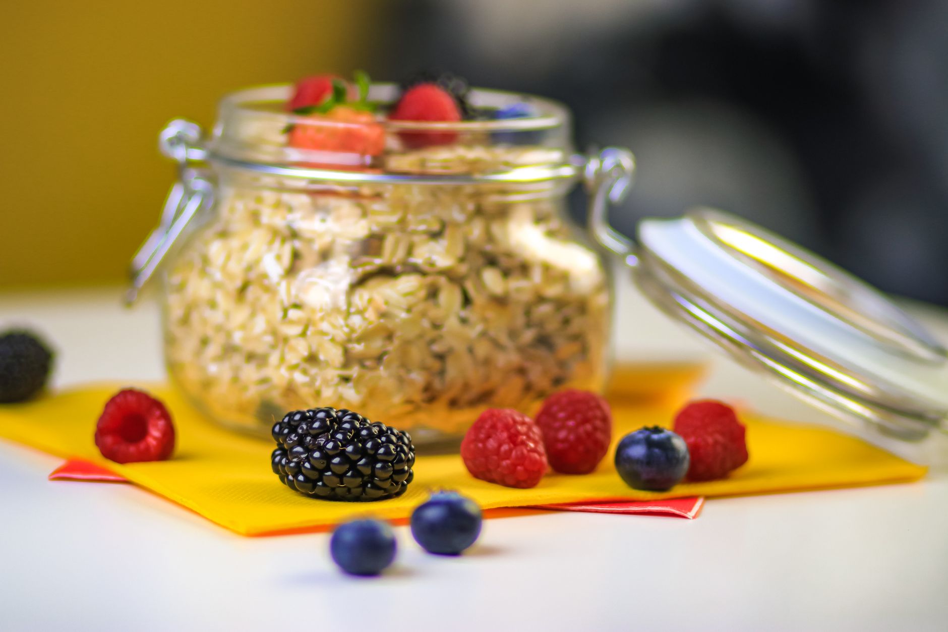 overnight oats jars breakfast