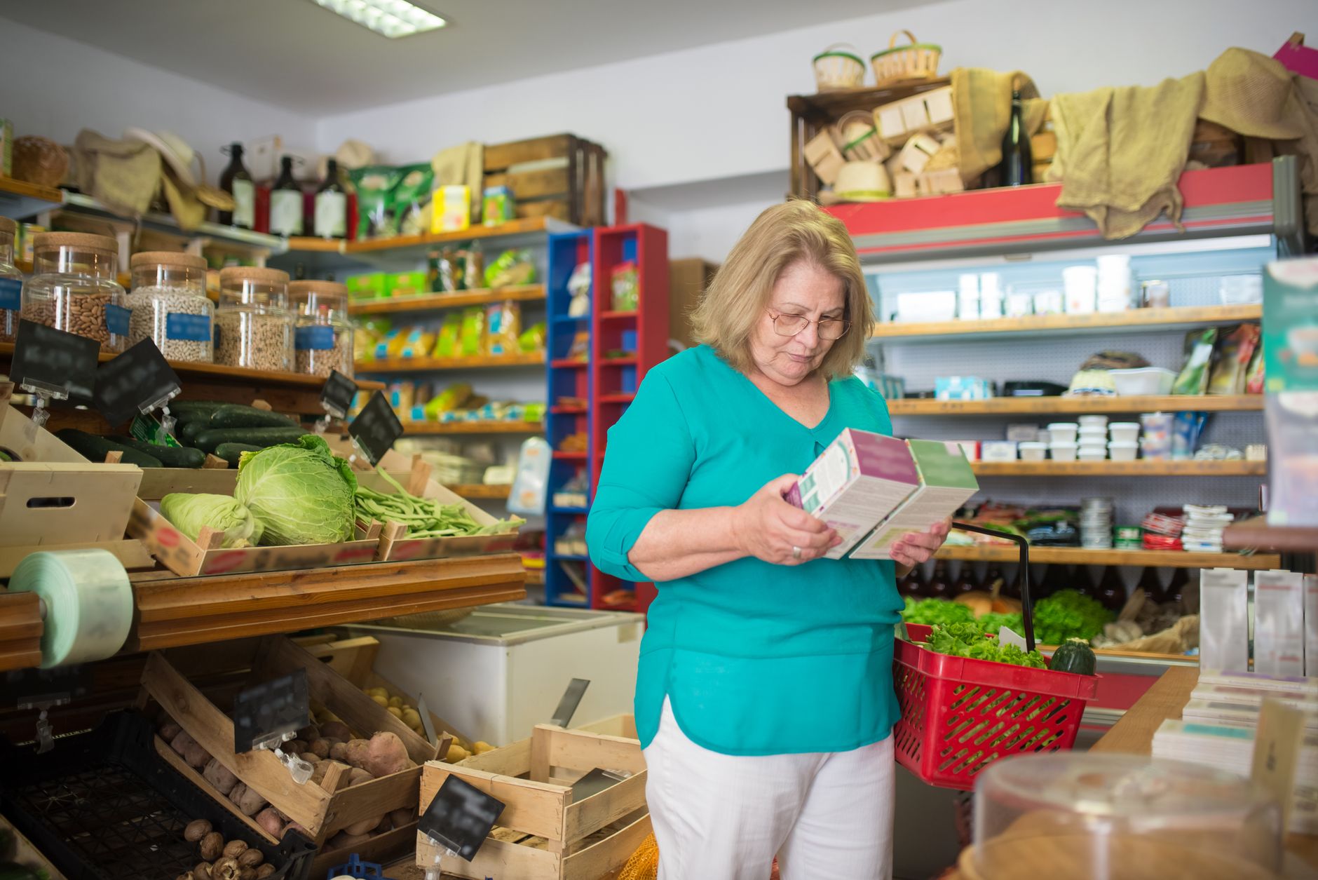 woman reading label grocery shopping